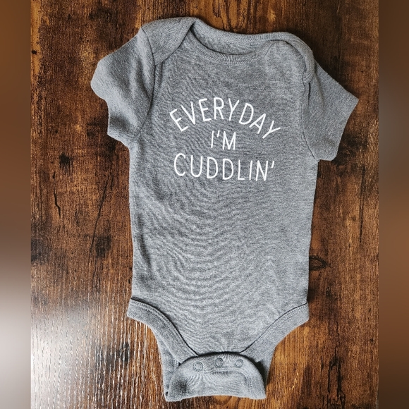 "Everyday I'm Cuddlin" onesie size 6 months   unisex - Picture 1 of 4